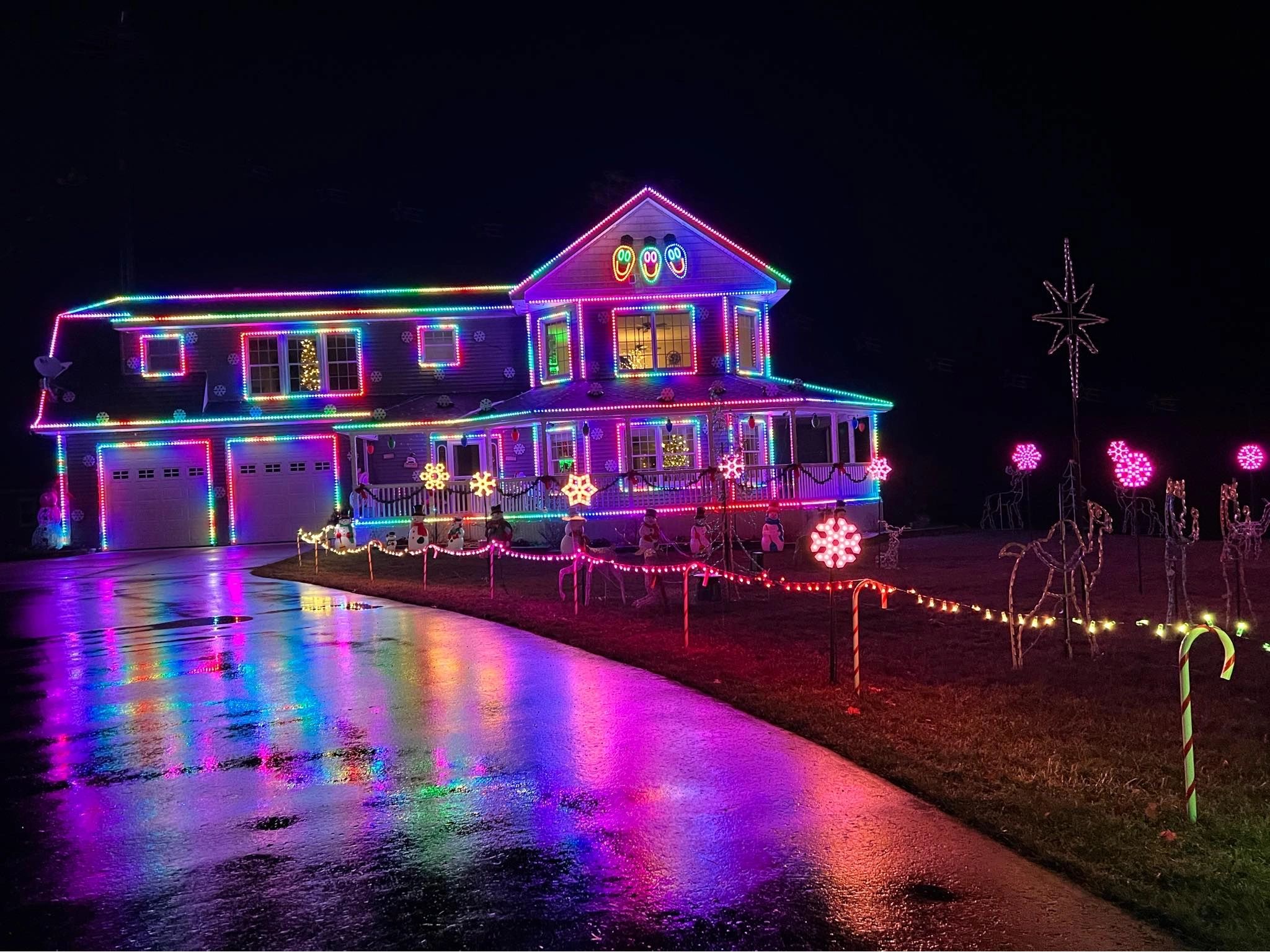 Nicol's Christmas Light Extravaganza Makes Spirits Bright